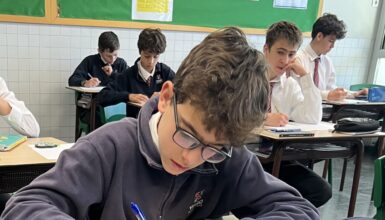 Alumno de Viaró escribiendo una poesía en clase como ejercicio de inteligencia emocional