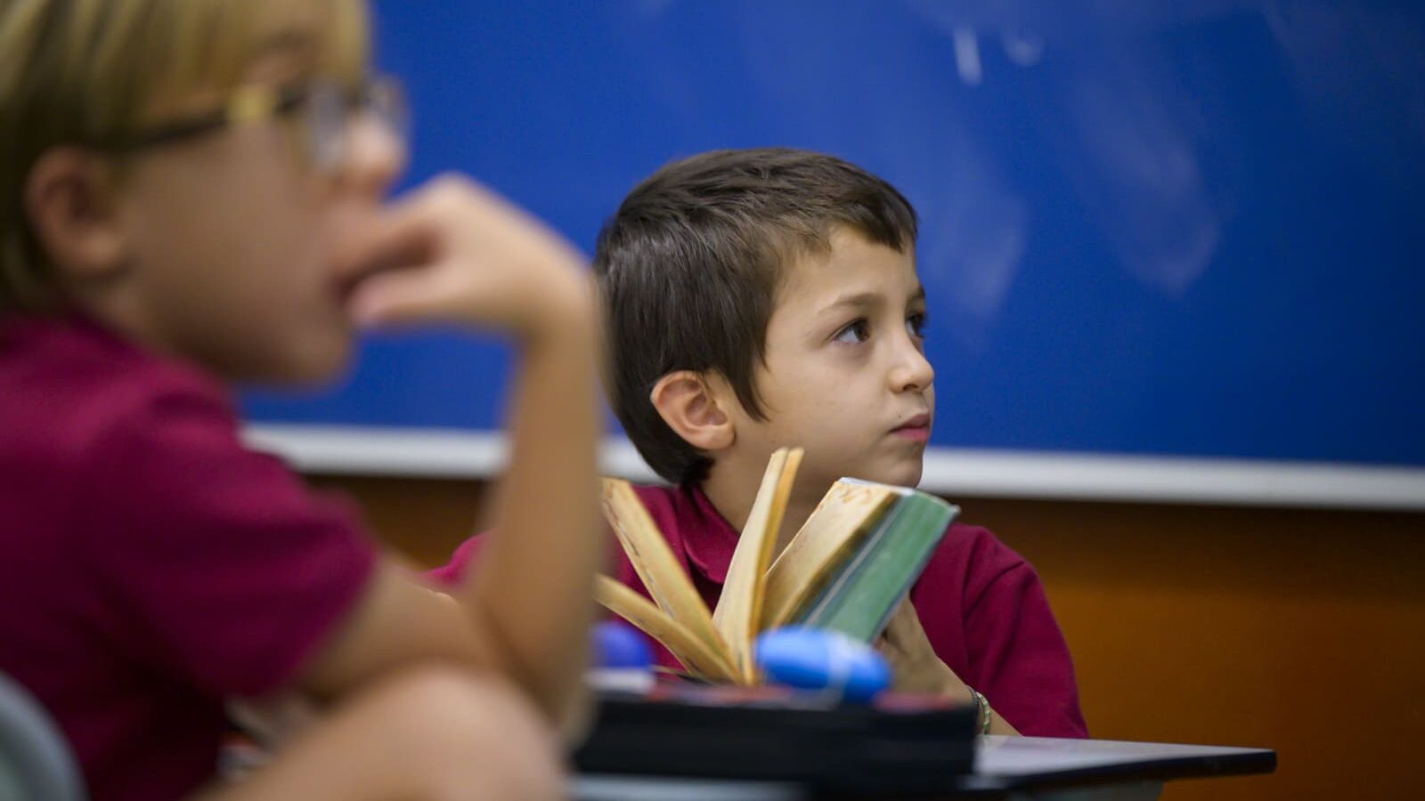 Descubre la importancia de la lectura comprensiva: cómo entender lo que leemos mejora nuestra mente y sensibilidad 3 Niño leyendo un libro para mejorar su comprensión lectora