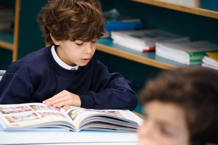 Descubre la importancia de la lectura comprensiva: cómo entender lo que leemos mejora nuestra mente y sensibilidad 1 Niño leyendo porque sabe la importancia de la lectura comprensiva