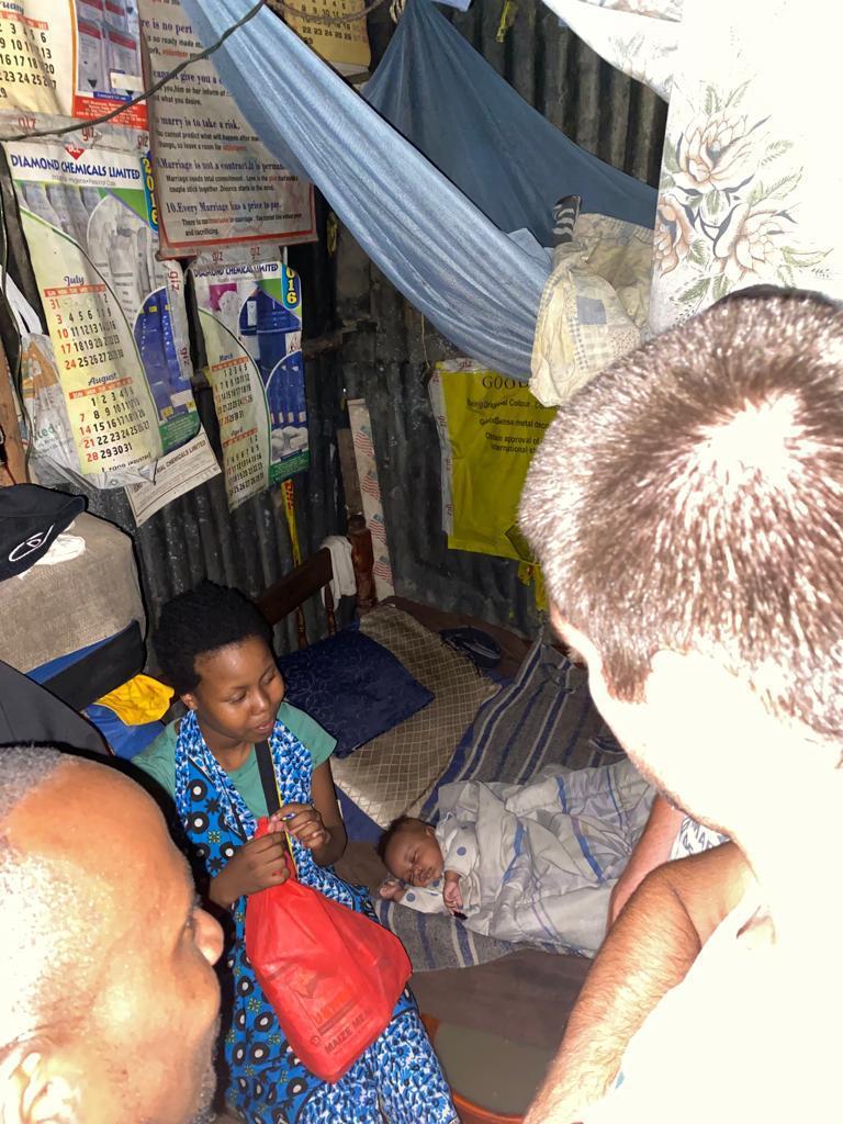 visitando familias del slum
