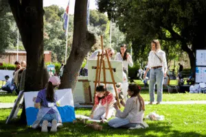 Familias disfrutando el dia en el colegio viaro de sant cugat mientras celebran la Muestra de artes