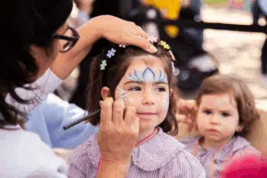 Alumna de infantil de viaró en el taller de pinta caras de la muestra de artes