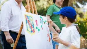 Alumno de Viaró pintando un cuadro en la Muesta de Artes del Colegio